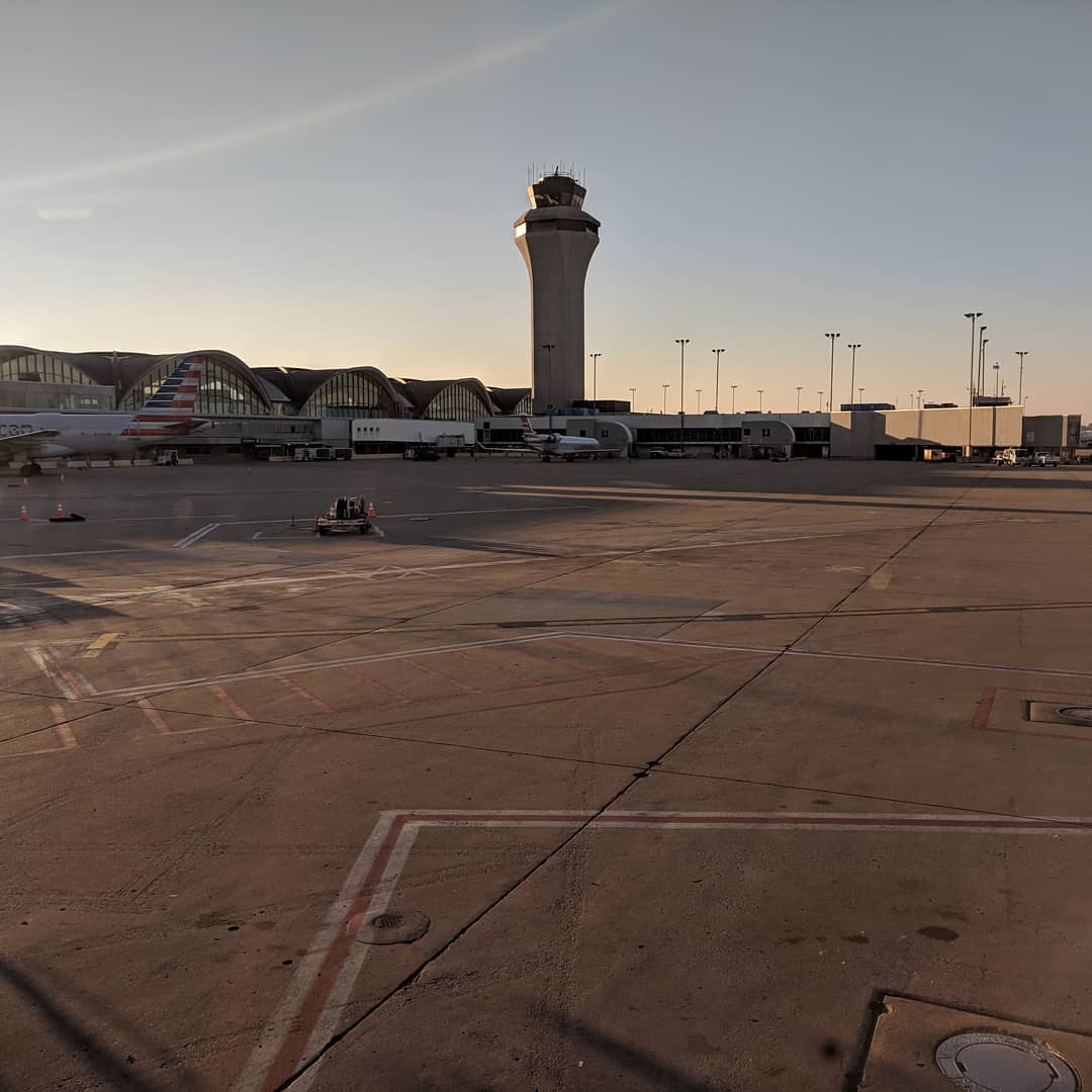 I do happen to think that St Louis airport strikes a nice dashing profile. Love that mid-century modern look!