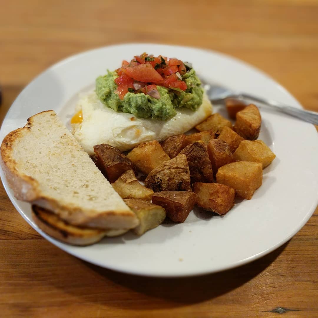 It’s been a while since I did some local #foodporn. Cali egg white omelette with potatoes and sourdough bread. Really quite good! #halfandhalfstl