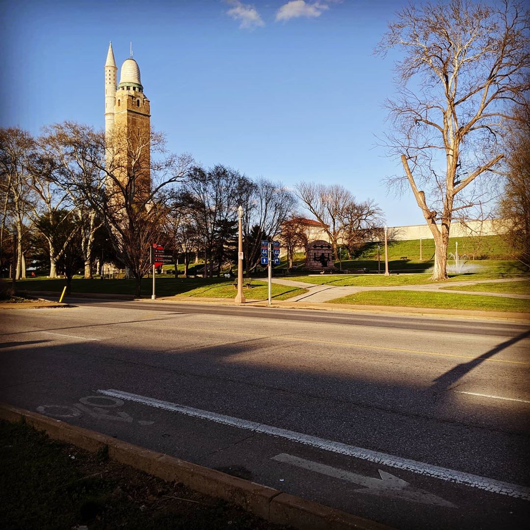 This city is a pretty place to walk my husky #comptonheights #citylife #stlouis