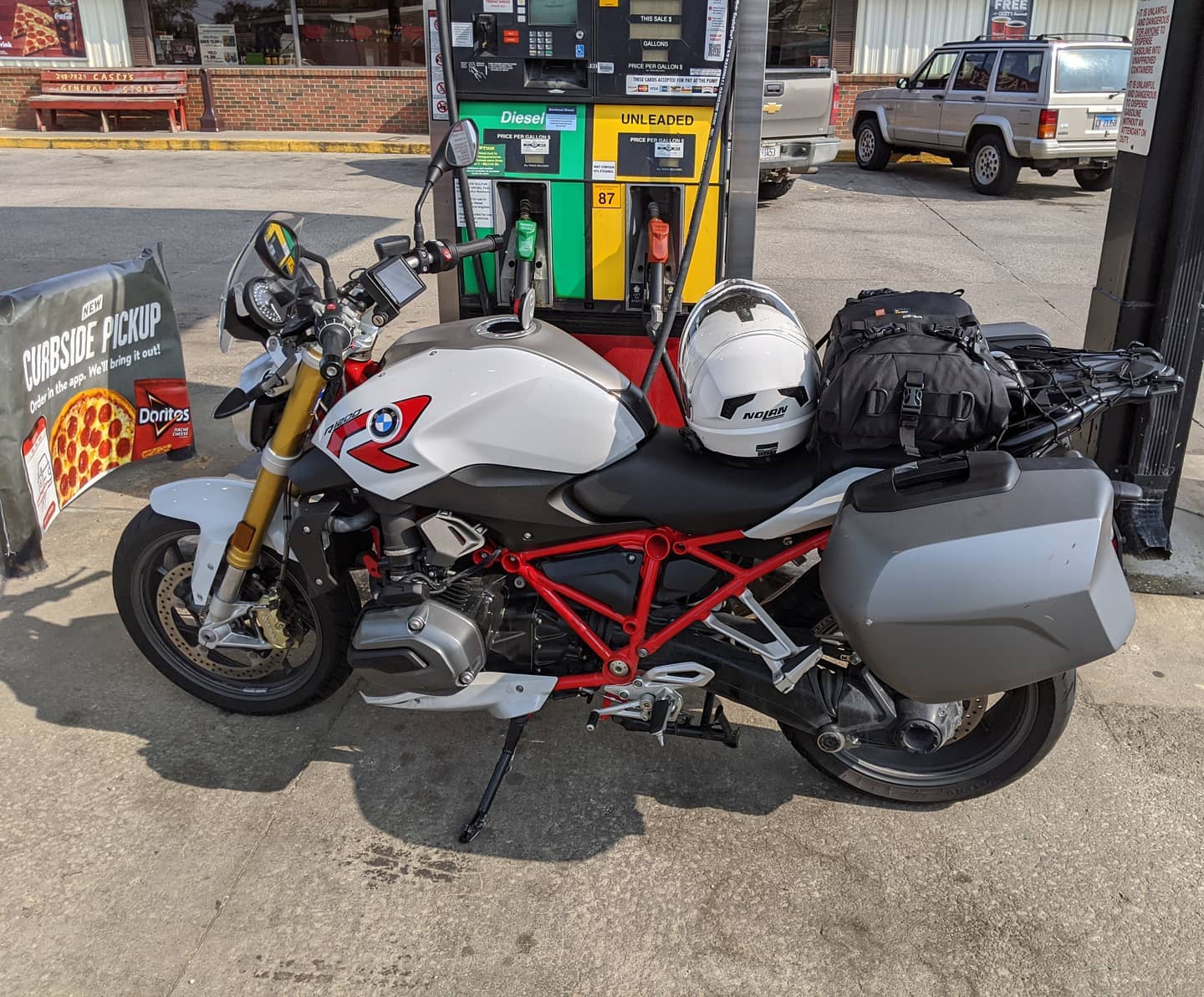 A journey of a thousand miles begins with a single step. And gas. In the middle of nowhere, Illinois. #motorrad #r1200r #roadtrip