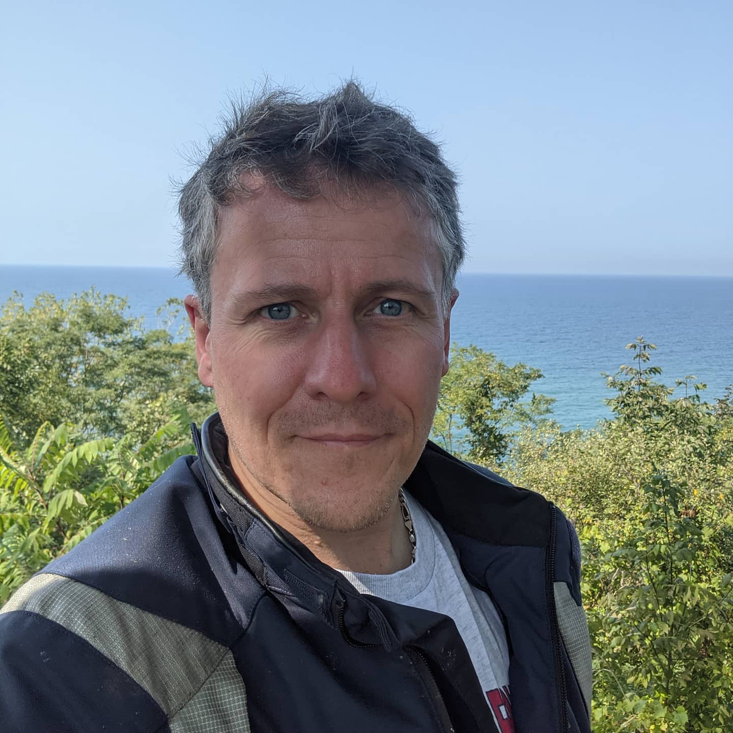 Slightly sunburned, helmet hair and eating a light lunch on the shores of Lake Michigan. #roadtrip #motorrad #michigan Chicago is somewhere behind me 🤪