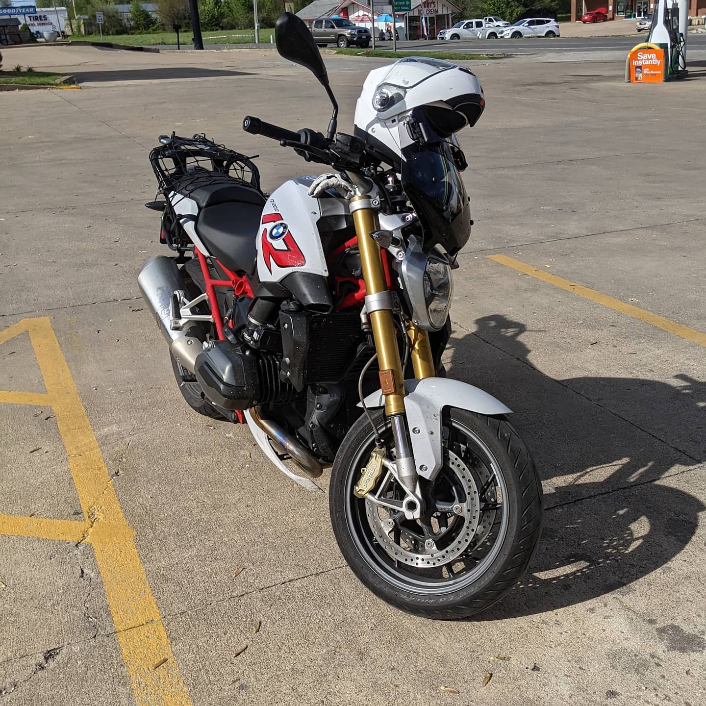 By the time I get home I will be just shy of 400 miles today with the bugs on myself to prove it. Totally worth it #bmwmotorrad #motorrad #r1200r #ridingmo