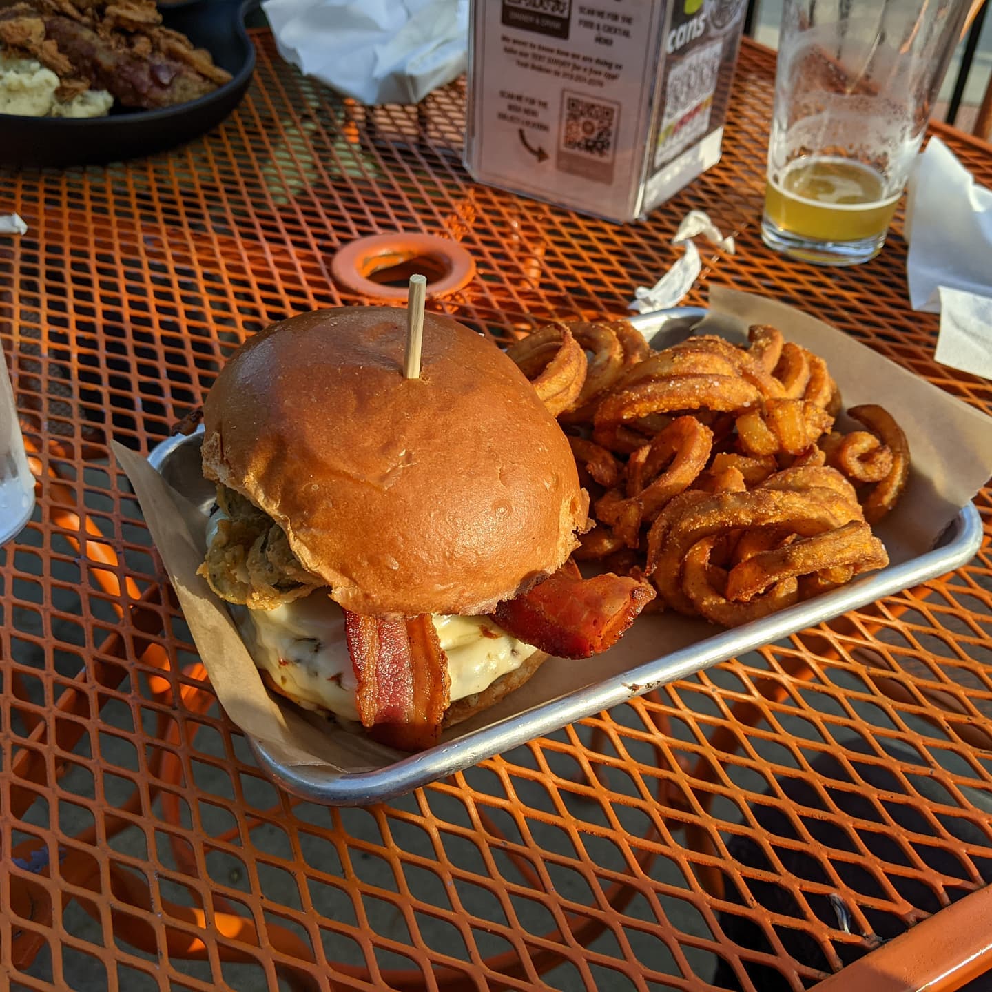 #goldenhour highlighting my delicious burger at #bobcatbonnieswyandotte. Such a lovely evening with amazing food and drink. #foodporn