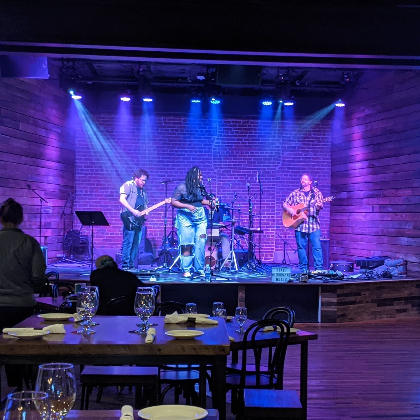 It's a weeknight so not busy, but they still do live music right here. Not overpoweringly loud with a GREAT singer @loriraynemusic and I'm digging this place. At #fennecbham