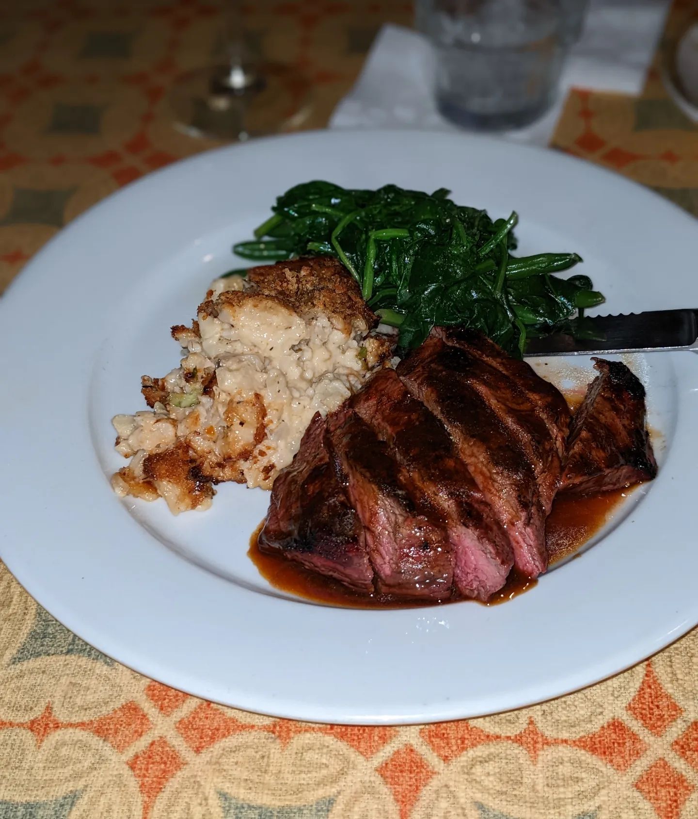 Diamond Jim Brady's is a gem unexpectedly in the middle of a bunch of chains including Qdoba and Olive Garden. But well worth the visit in Novi, MI #foodporn Steak Coulotte... Paired with a lovely Cabernet.