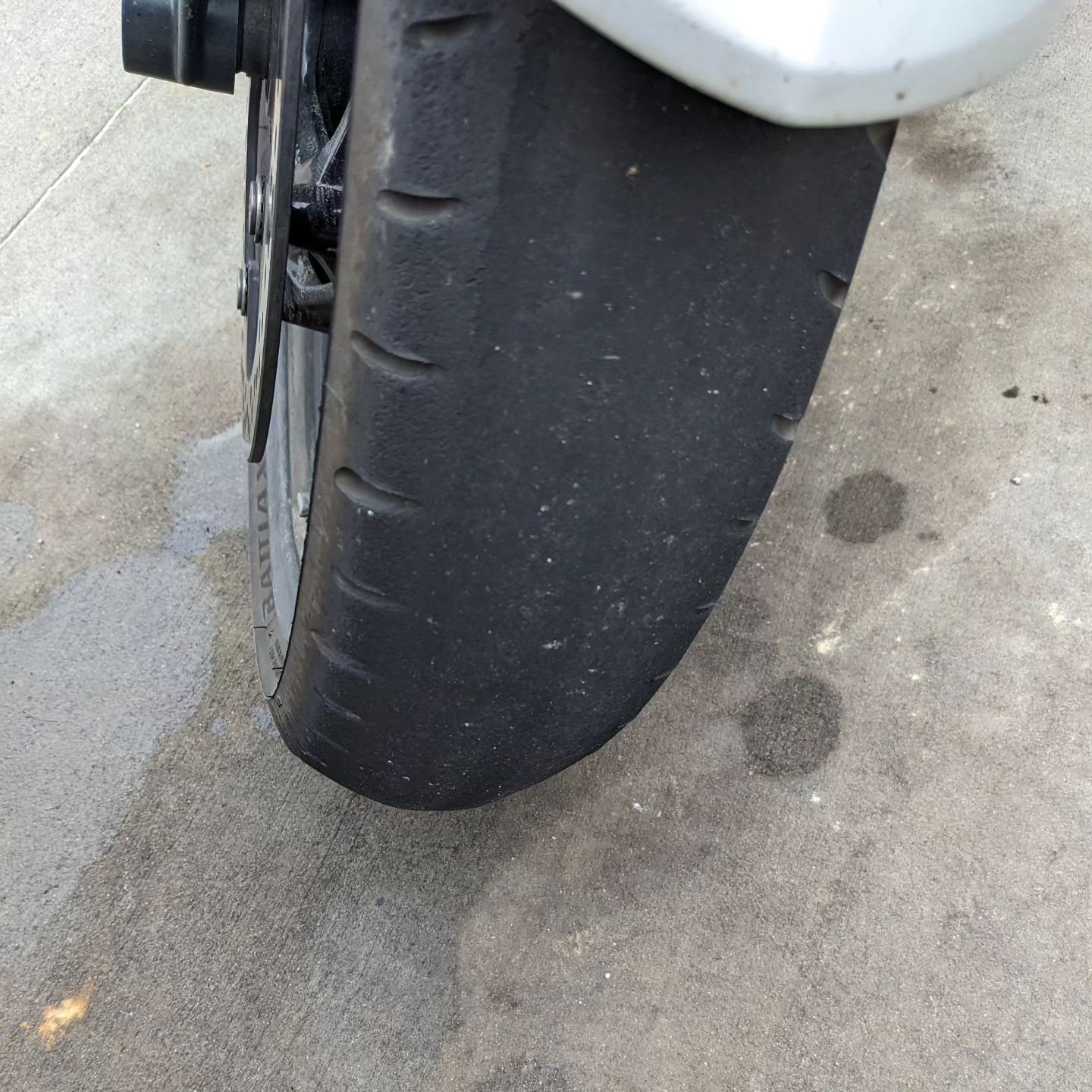 This here is the front tire of someone who has had a lot of fun on his bike this last week on some amazing roads... #motorrad #tailofthedragon #blueridgeparkway #cherohalaskyway #bucketlist #bucketlistadventures