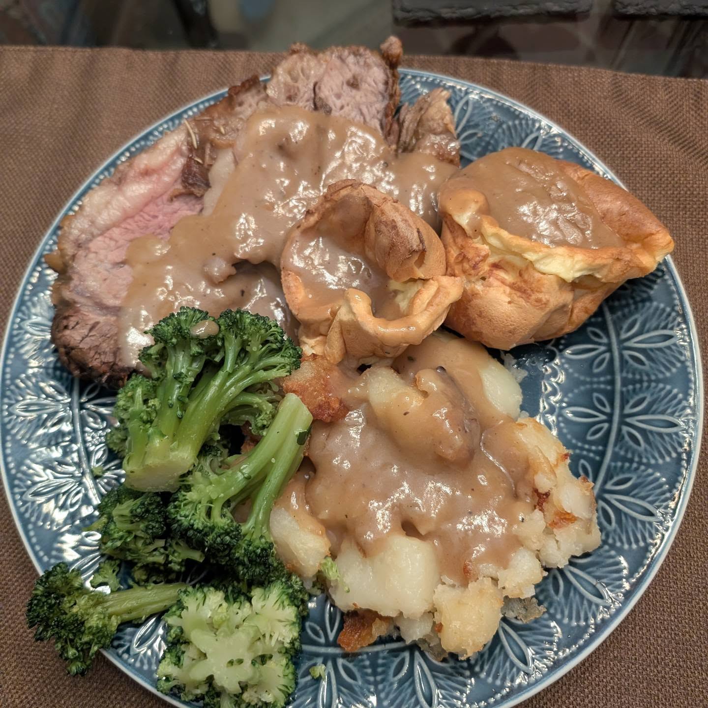 I don't get enough time to cook these days, but when I do I try to do it right.Tonight, a proper English roast dinner with roast beef, Yorkshire pudding, roast potatoes (that didn't quite turn out) and broccoli. Yes, the gravy was made from scratch tooI forget how much I enjoy cooking. #foodporn #stlouis
